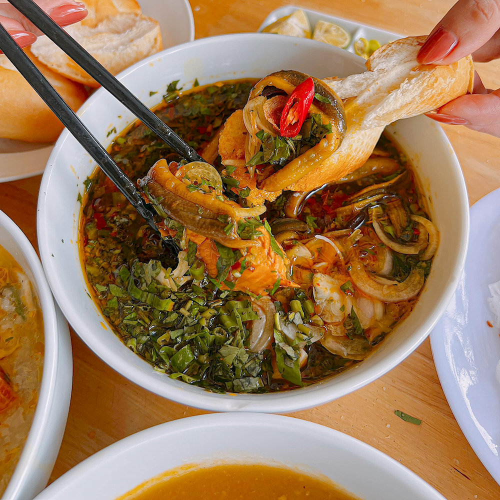Súp lươn ăn kèm bánh mì 